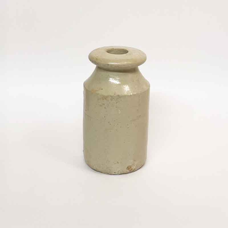 古い陶器のインク瓶